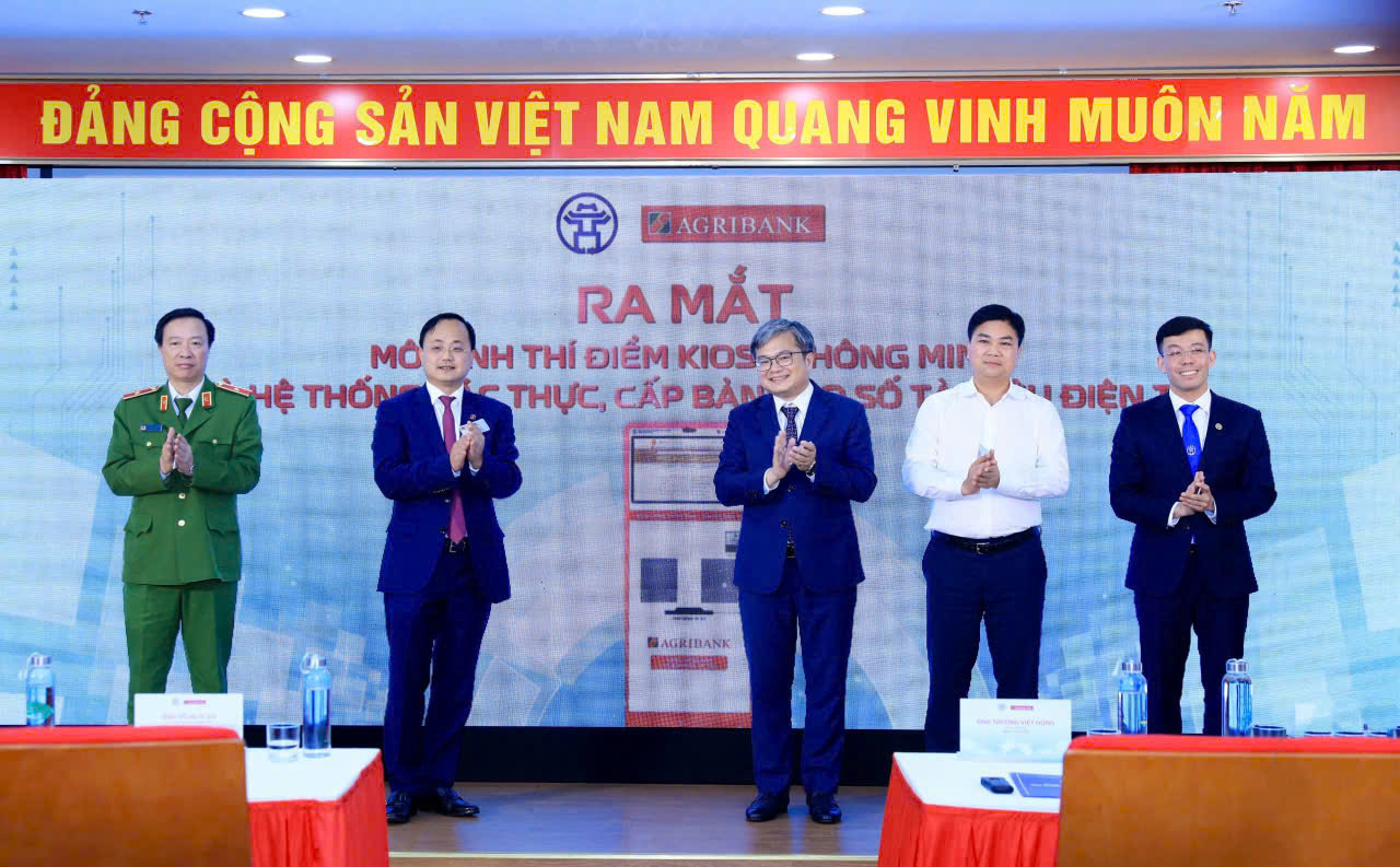 Transformasi Digital Meningkatkan Efisiensi Pemerintahan Daerah Dua Tingkat di Kota Hanoi